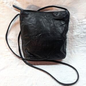 *Beautiful* Margot black leather crossbody bucketbag